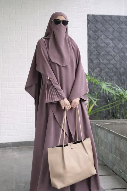 Premium 3-Piece Imported Saltosh Abaya Set Elegant Zipper Sleeve Design Perfect for Hajj & Umrah - Image 4